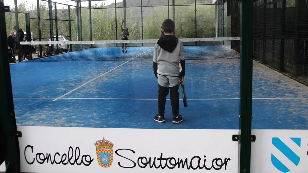 nenos practicando p&aacute;del