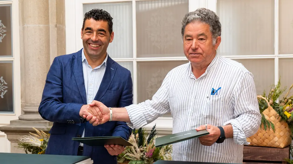 Sinatura convenio Rosal&iacute;a de Castro