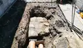 A obra da reforma integral da Santiña descobre o antigo pavimento da calzada, anterior ao século XVIII