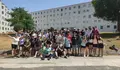 O alcalde de Soutomaior, Manu Lourenzo, visita as mozas e mozos que nestes días participan no campamento de inmersión lingüística en inglés en Manzaneda