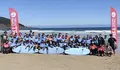 O alcalde de Soutomaior, Manu Lourenzo, visita as mozas e mozos que participan no campamento de surf en Razo