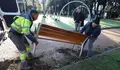 A renovación de máis de 500 bancos e papeleiras nos barrios permite ao Concello avanzar na mellora dos espazos públicos