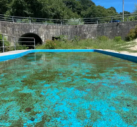 Piscinas de Cabanelas, nun estado lament&aacute;bel