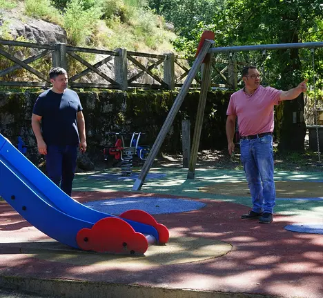 Manu Lourenzo e Pablo Garrido visitando parque Veigui&ntilde;a Longa 02