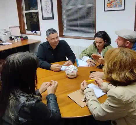Reuni&oacute;n do alcalde, Manu Lourenzo, e a concelleira Rosana Comesa&ntilde;a, con representantes da Asociaci&oacute;n de Empresarios Aemver