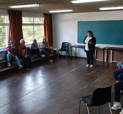 Rosana Mart&iacute;nez Boullosa na presentaci&oacute;n de ENREDADAS a unha das asociacions