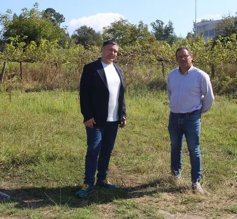 O alcalde Manu Lourenzo e o tenente de alcalde Pablo Garrido nun dos terreos