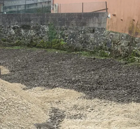 O alcalde visitando o lugar onde se vai crear o novo aparcadoiro gratu&iacute;to