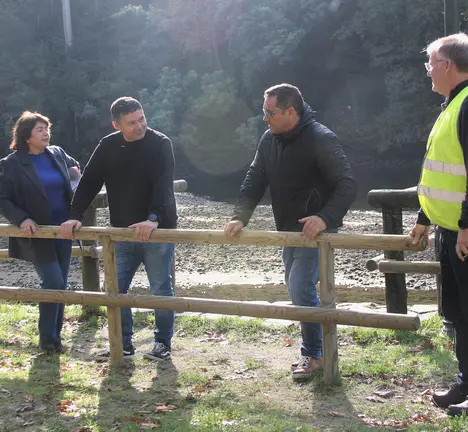 Manu lourenzo e Pablo Garrido co enxe&ntilde;eiro e a empresa que realizou os traballos