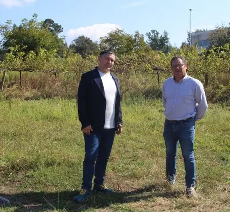 O alcalde Manu Lourenzo e o tenente de alcalde Pablo Garrido nun dos terreos cedidos para o novo centro de sa&uacute;de