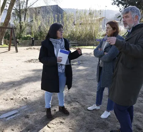 M&ordf; Xos&eacute; Abilleira no Parque infantil dos Praceres