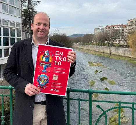 Manuel Fari&ntilde;a presentando o cartaz do entroido 2025