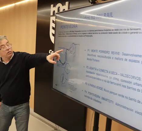 Miguel Anxo Fern&aacute;ndez Lores presentando o PAI RAIL