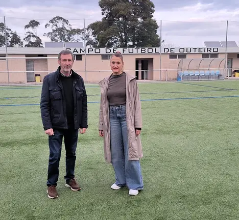 Abraldes e Andrea no campo de f&uacute;tbol de Outeda