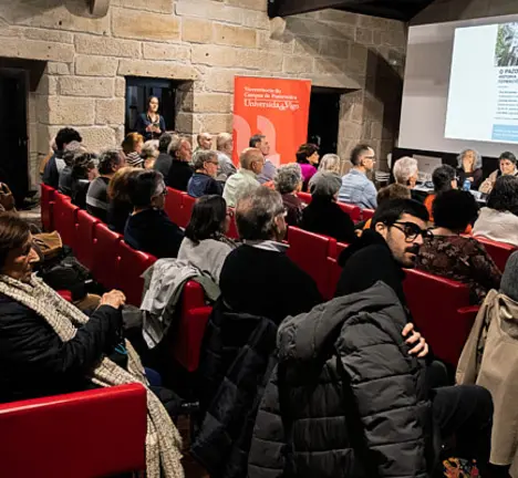 Imaxe do acto da AC Maiolongo no que se abordou a situaci&oacute;n do Pazo de Louriz&aacute;n