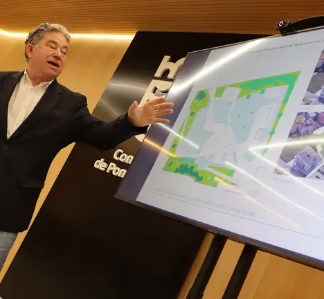 Miguel Anxo Fdern&aacute;ndes Lores presentando o novo pavill&oacute;n de Monte Porreiro