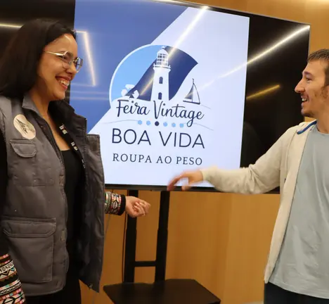 Alberto Oubi&ntilde;a e a respons&aacute;bel de Boa Vida na presentaci&oacute;n da feira