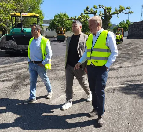 Pablo Garrido, Manu Lourenzo e o enxe&ntilde;eiro de InfoUrban visitando os traballos