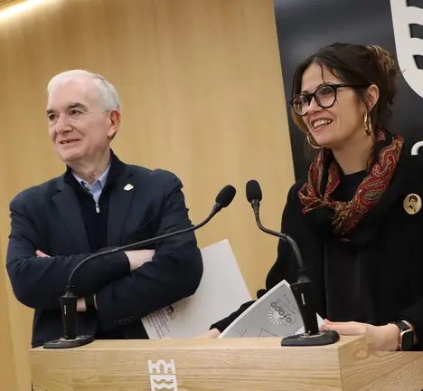 Anabel Gul&iacute;as e Jos&eacute; Manuel Fontenla na presentaci&oacute;n dos obradoiros de prevenci&oacute;n do Alzheimer