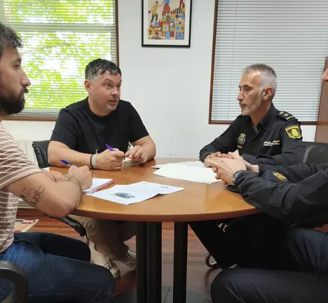 Reuni&oacute;n Manu Lourenzo e Diego Moreira cos inspectores da Polic&iacute;a Nacional