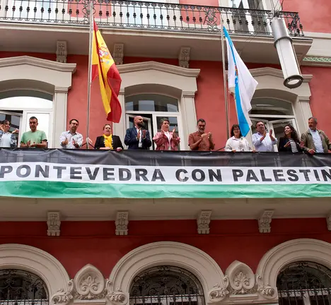 Despregamento da faixa en apoio a Palestina
