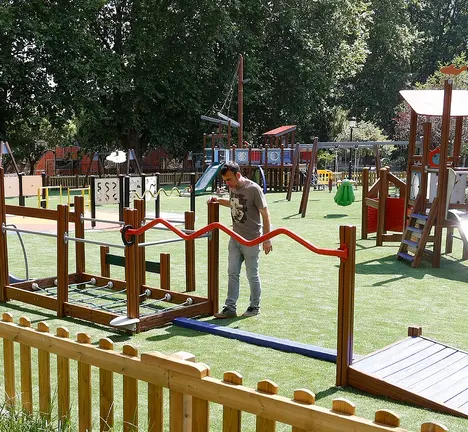 Visita de Xaqu&iacute;n Moreda ao renovado parque infantil de Barcelos