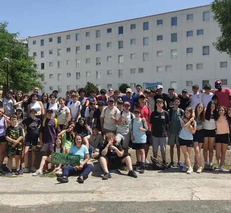 foto de grupo do alcalde e participantes no campamento