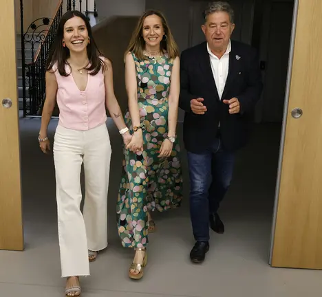 Miguel Anxo fern&aacute;ndez Lores coas pregoiras das Festas da Peregrina, Susana Pedreira e Diana L&oacute;pez