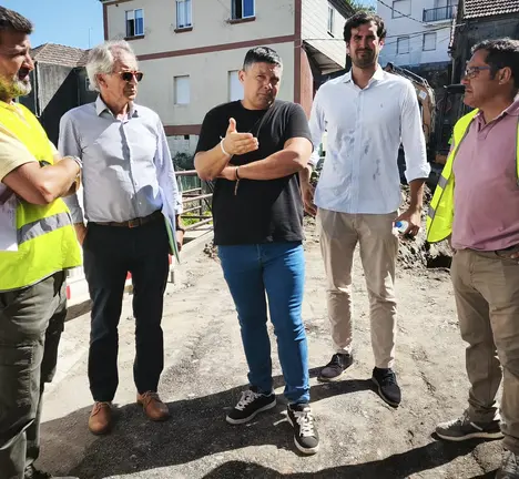 Manu Lourenzo visitando as obras do cami&ntilde;o de Santiago