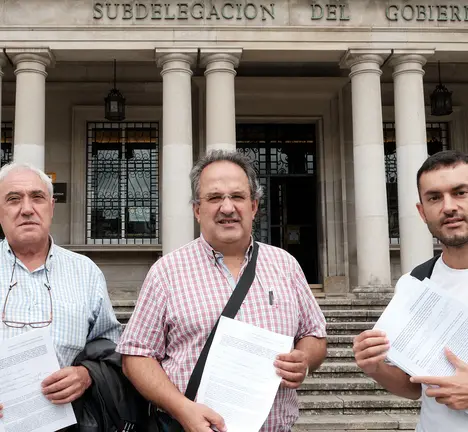 Entrega das alegaci&oacute;ns na subdelegaci&oacute;n do goberno