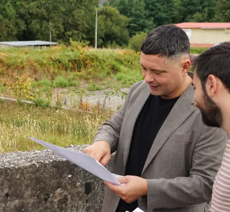 Manu Lourenzo e Diego Moreiro nos terreos onde se ubicar&aacute; o Ecoparque empresarial Montesi&ntilde;a