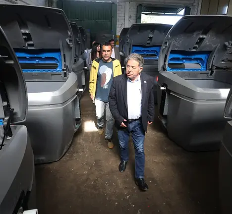 Visita de Lores e Moreda &aacute;s instalaci&oacute;ns onde se est&aacute;n depositando os novos colectores
