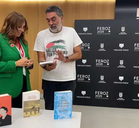 Demetrio G&oacute;mez e Montse Fajardo na presentaci&oacute;n do clube de lectura Ler (en) Pontevedra