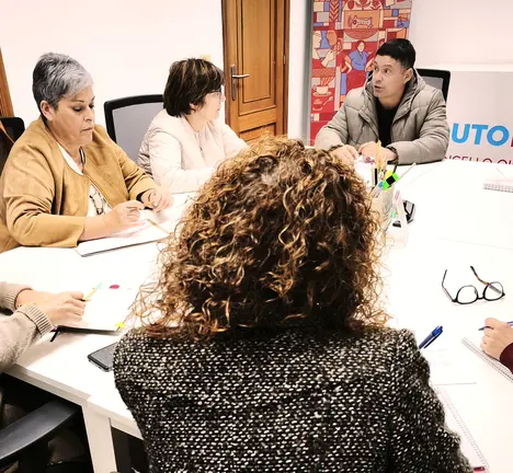 Manu Lourenzo, respresentantes centro de saude Arcade e os servizo municipais do concello