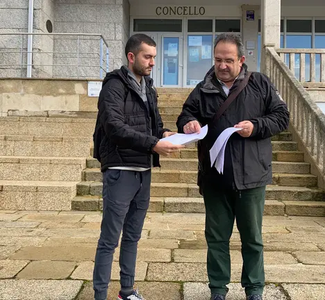 Ernesto Filgueira e Anxo Santom&eacute; na presentaci&oacute;n de alegaci&oacute;ns a outros parques e&oacute;licos. Foto de Arquivo