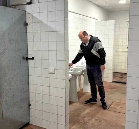 Manuel Fari&ntilde;a nos vestiarios do pavill&oacute;n municipal de Caldas