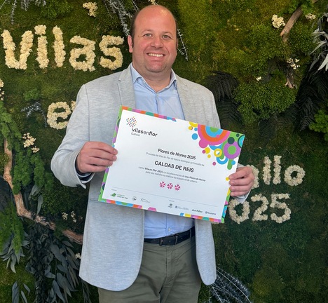 Manuel Fari&ntilde;a recollendo os premios Vilas en Flor en Carballo