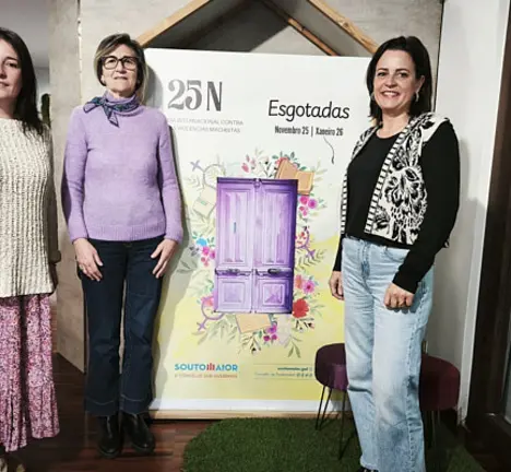 Cristina Garc&iacute;a, Clara Rodr&iacute;guez e Rosana Comesa&ntilde;a presentando o 25N