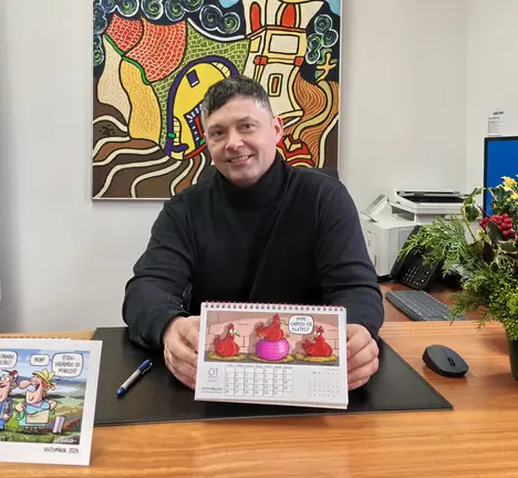 Manu Lourenzo co calendario do 2026 de Soutomaior