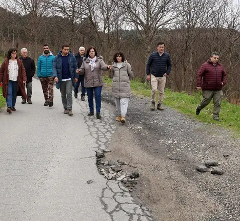 Anabel Gul&iacute;as e Mar&iacute;a Xos&eacute; Abilleira nos accesos ao campo de f&uacute;tlbol de Salcedo, cuxas obras van comezar de inmediato
