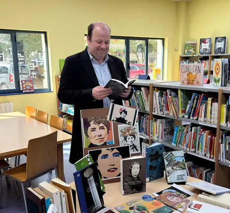 Manuel Fari&ntilde;a na biblioteca