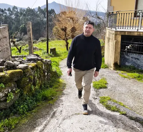 Manu Lourenzo visitando o Cami&ntilde;o da Muradella
