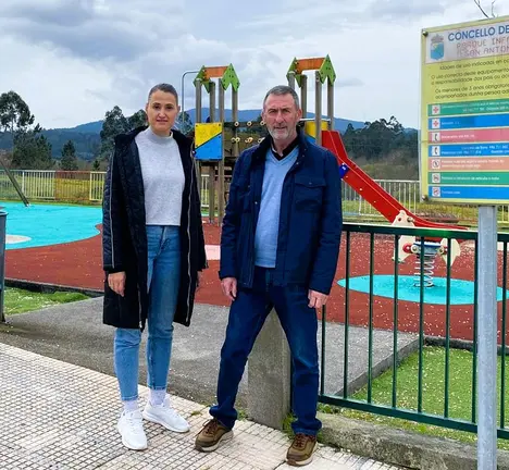 Abraldes e Andrea no parque infantil de San Antoni&ntilde;o