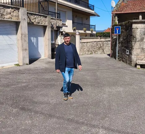 Manu Lourenzo no barrio de Cortellas