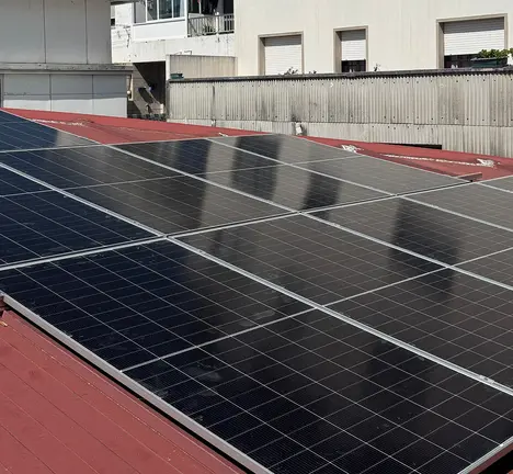 Placas fotovoltaicas no auditorio municipal