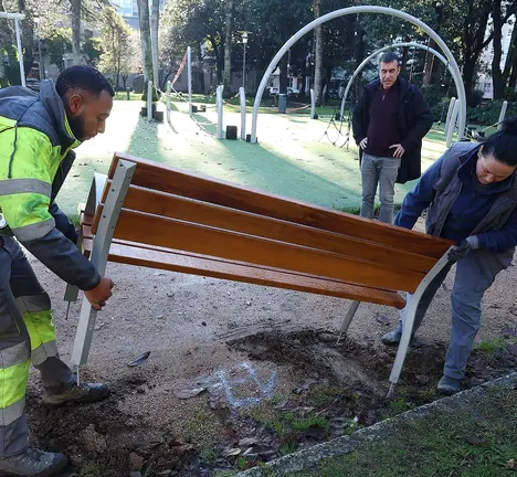 Colocacion dos bancos renovados das Palmeiras