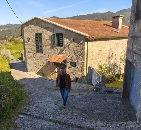Manu Lourenzo nun dos cami&ntilde;os de abaixo da Igrexa