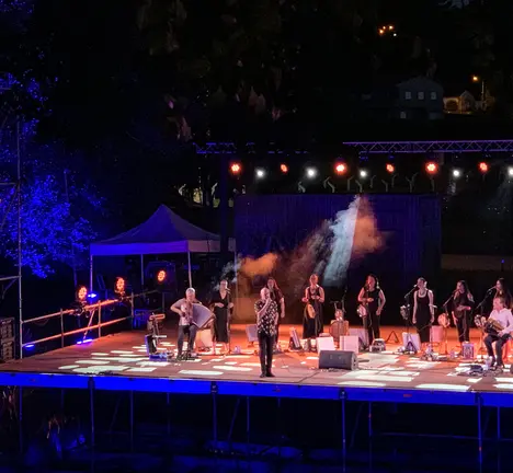 Concerto de Xabier D&iacute;az e Adufeiras de Salitre no palco do r&iacute;o en 2024