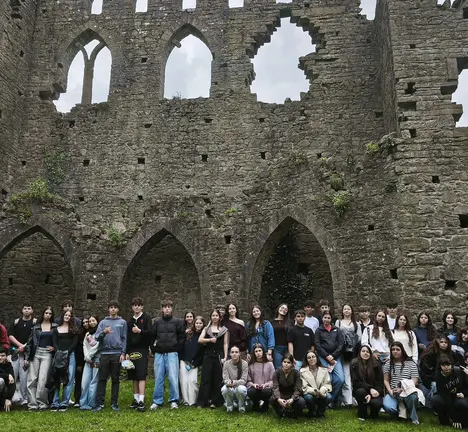 Mozas e mozos de Soutomaior nos xardins de Belvedere en Atholone