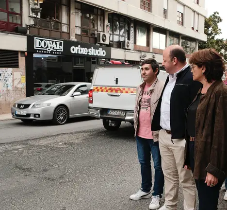 Carme da Silva, Manuel Fari&ntilde;a e membros do BNG diante dunha fochanca na n-640 no centro de Caldas